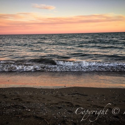 Il mare si colora di rosa al tramonto