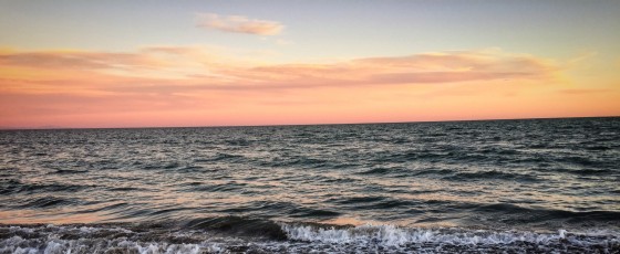 Il mare si colora di rosa al tramonto